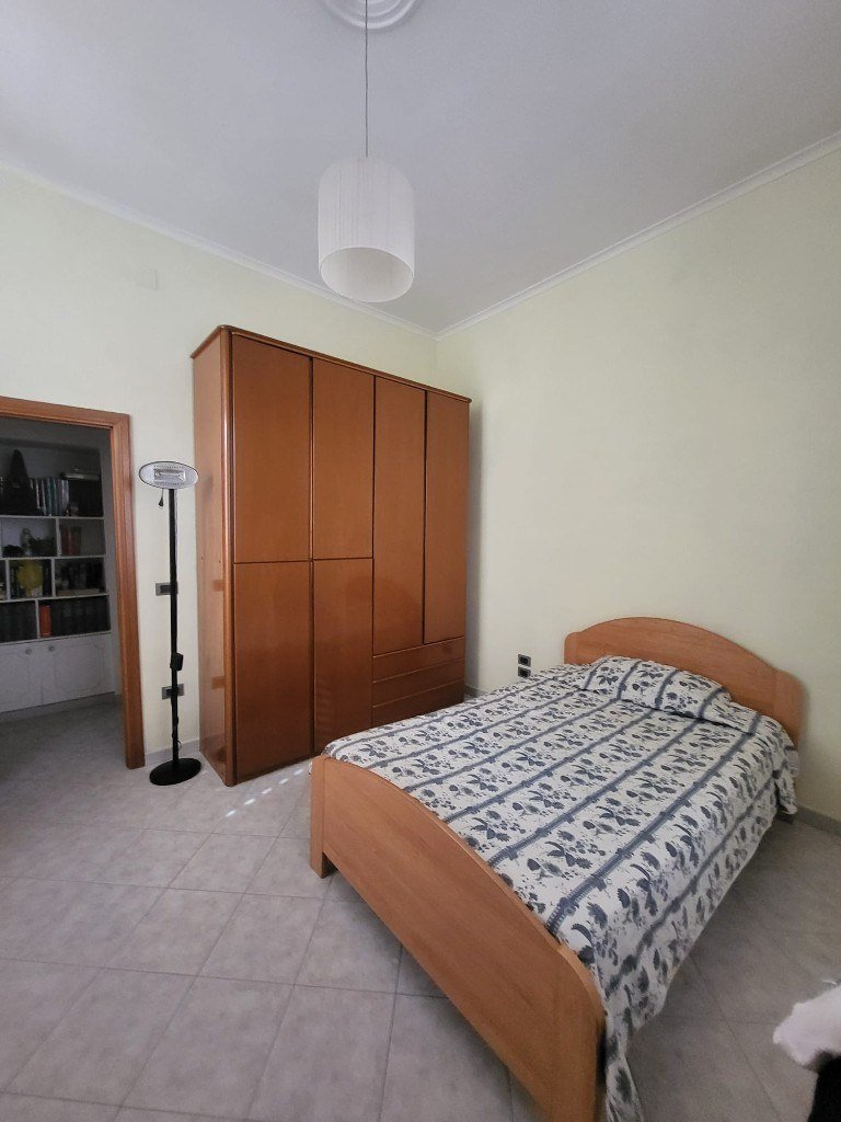 Stanza con finestra, letto singolo e armadio