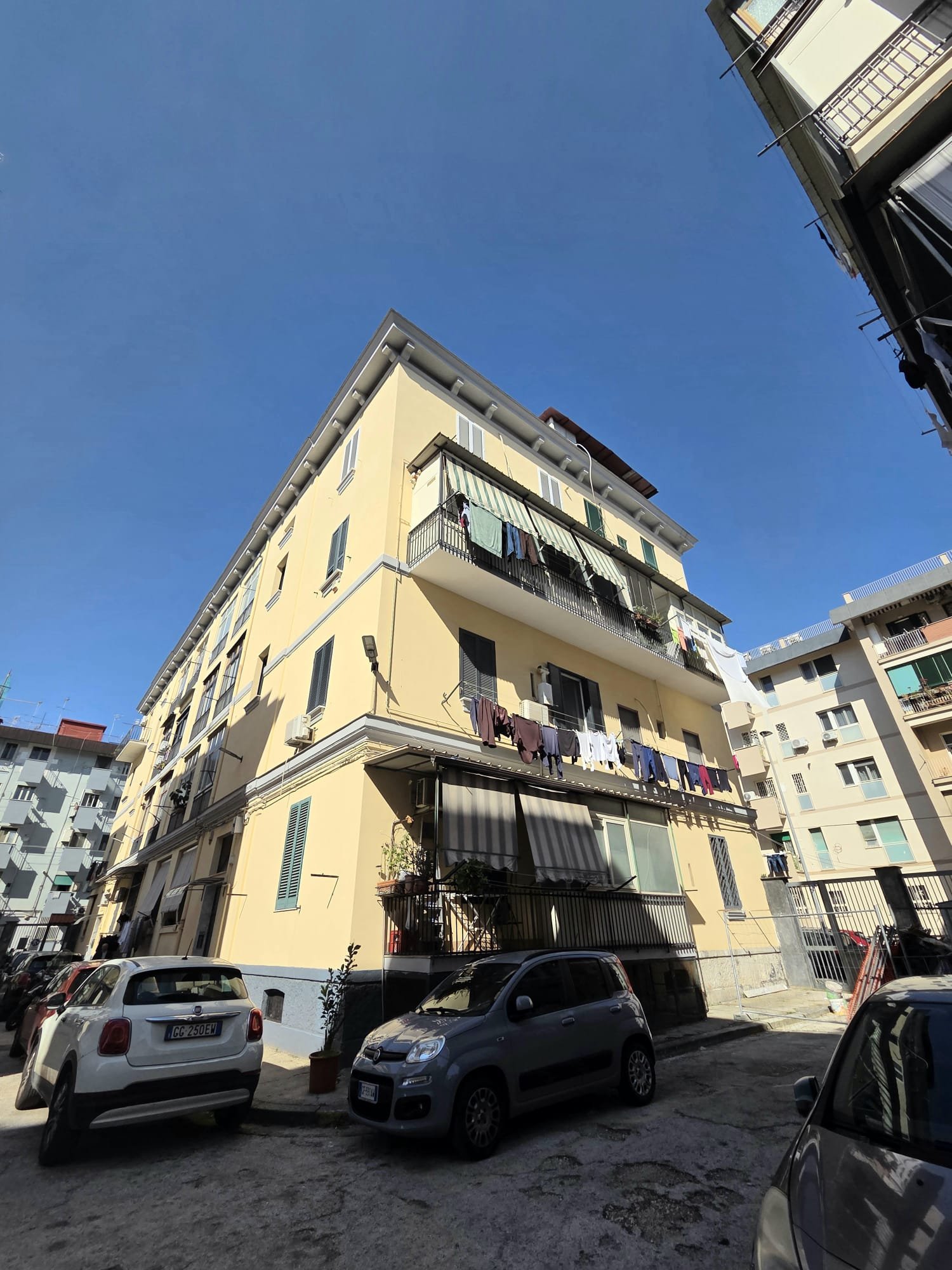 Facciata del palazzo a Fuorigrotta
