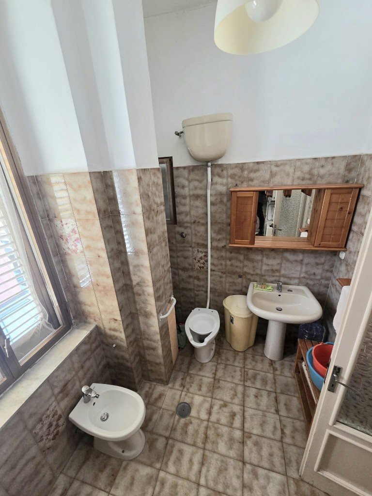 Bagno 1 con WC, bidet, lavandino e finestra