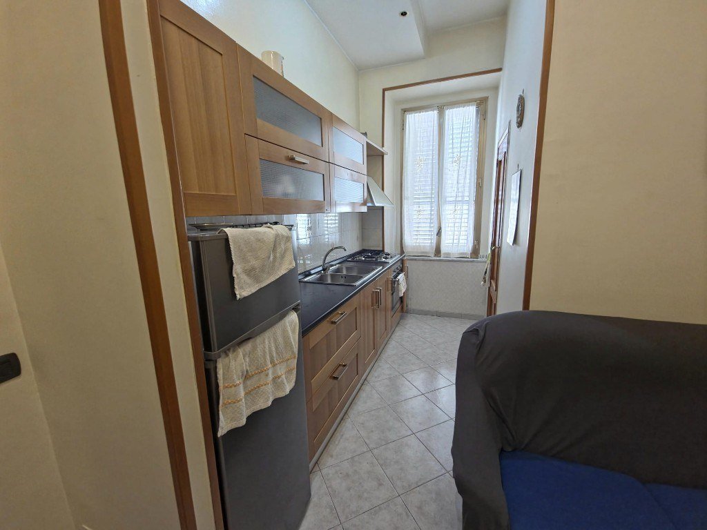 Cucina a gas con frigorifero, lavello e piano cottura