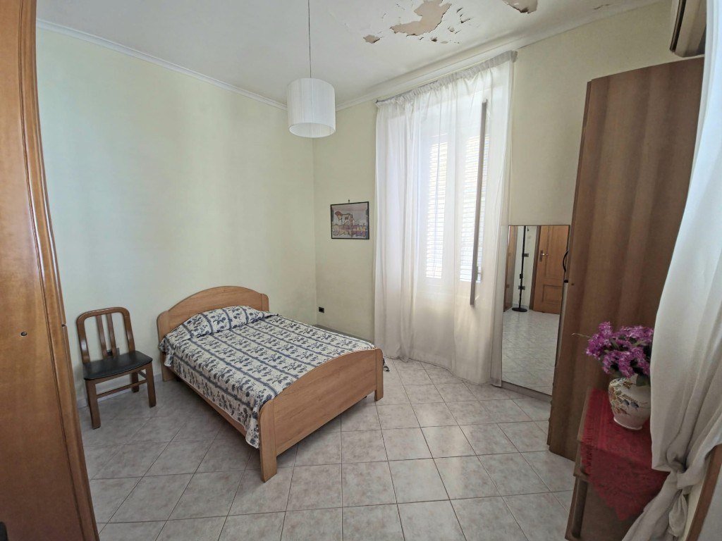 Stanza standard con letto singolo, finestra e armadio