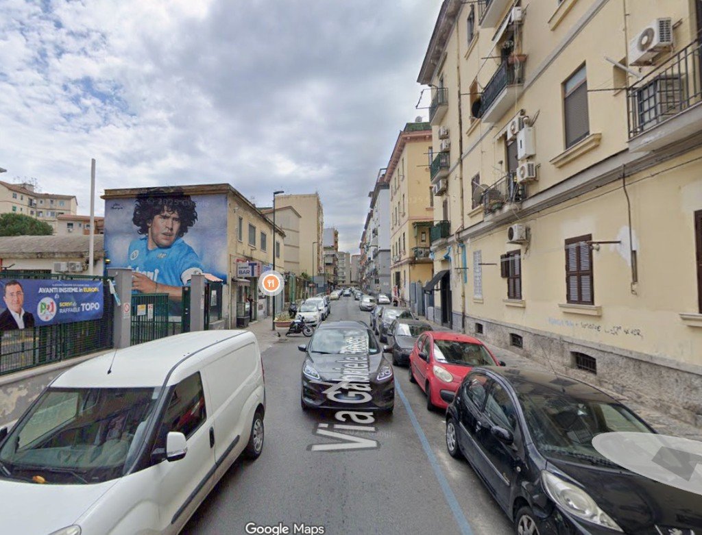 Strada dell'ingresso principale del palazzo a Fuorigrotta