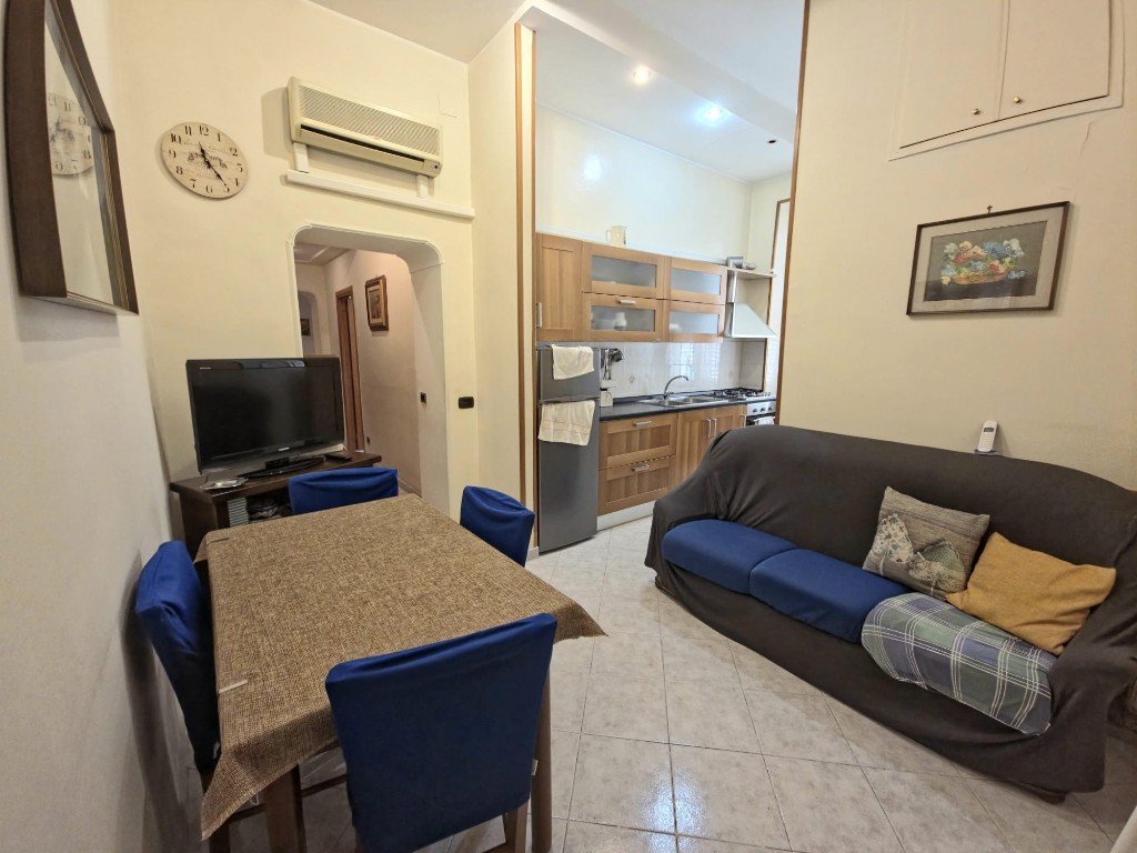 Zona giorno con cucina a vista e aria condizionata